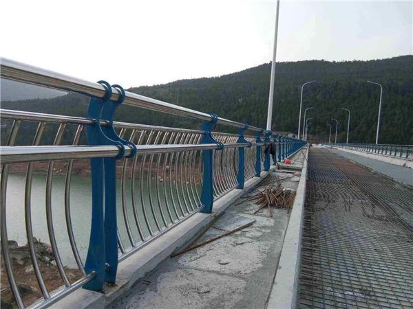 聊城不锈钢桥梁护栏的特点及其在桥梁安全中的重要作用