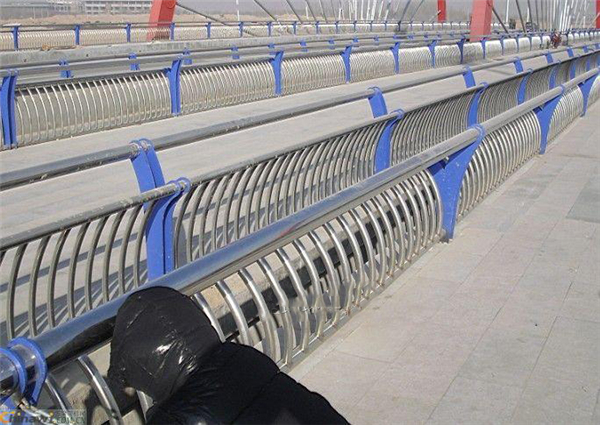 聊城不锈钢复合管护栏一种安全而耐用的防护解决方案