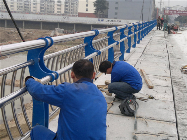 聊城不锈钢河道护栏的特性及其在城市景观中的应用