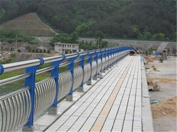 聊城不锈钢桥梁护栏的特性及其在现代建筑中的应用